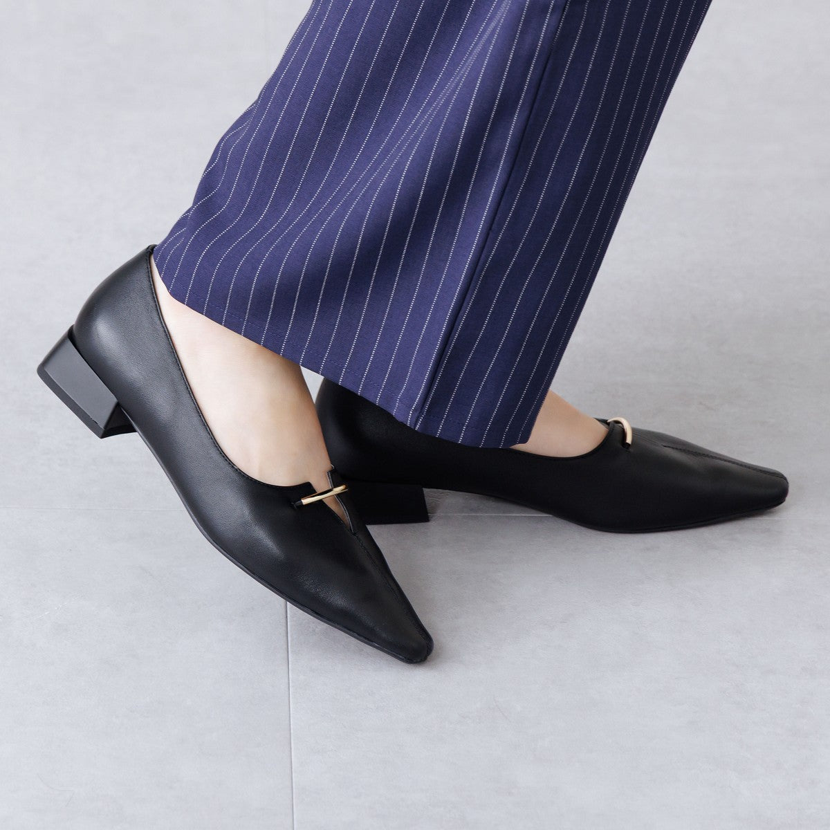 【26SS/WEB限定デザイン】メタルバーアクセントパンプス/ 640013