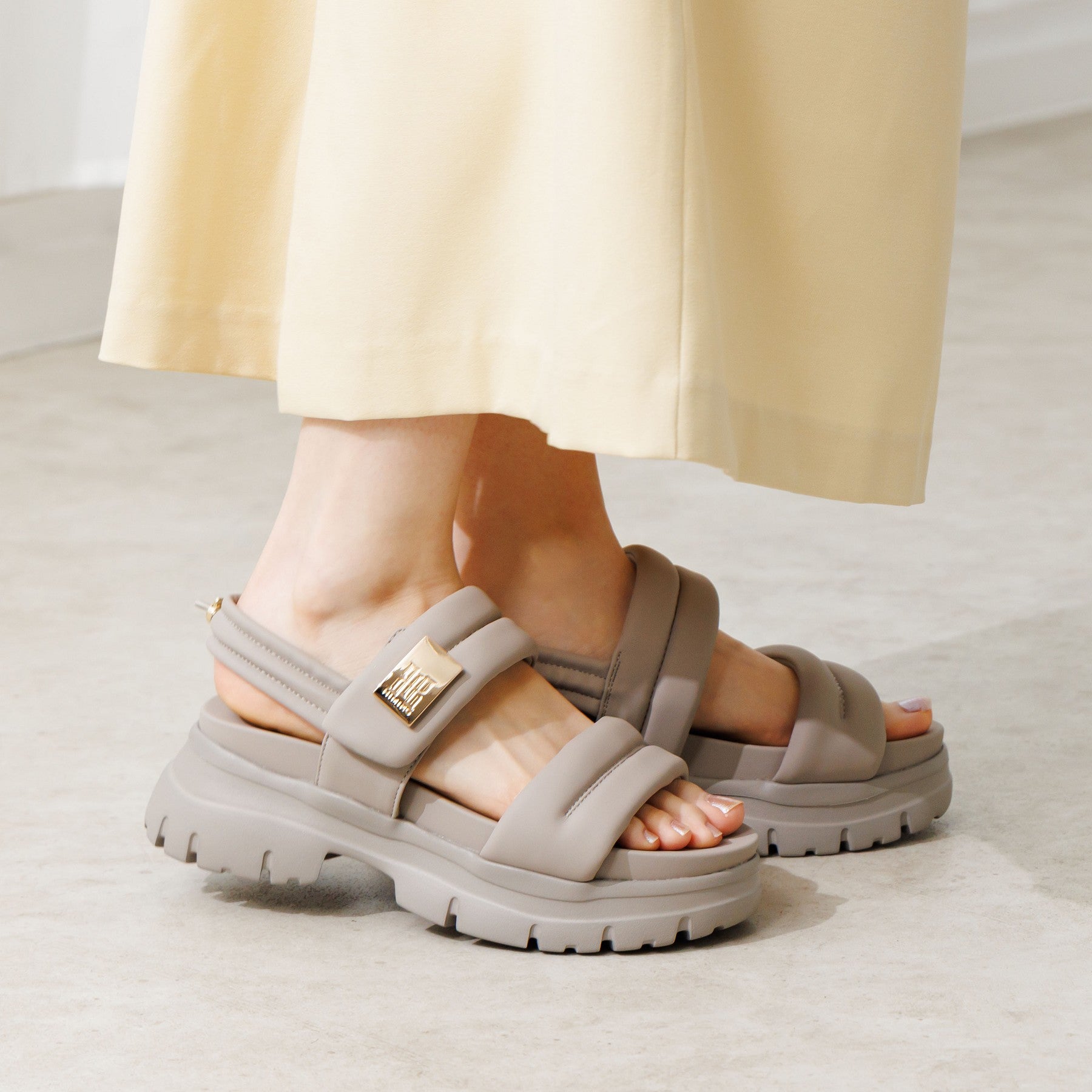 《一部予約/6月下旬入荷予定》【26SS/再入荷】厚底パデットサンダル/661201