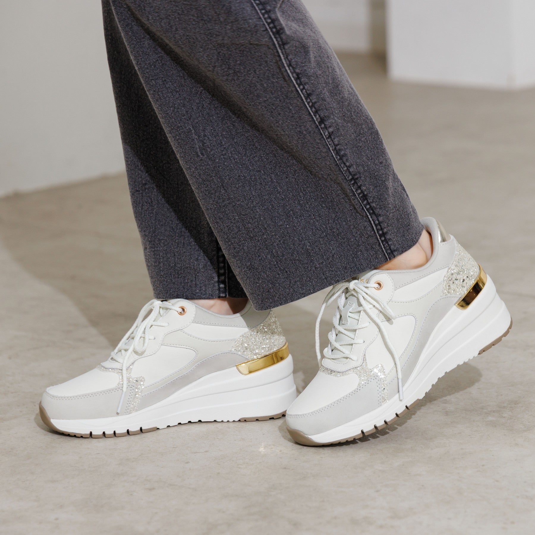 【26SS/WEB限定】6cm美脚ヒールアップスニーカー/640014