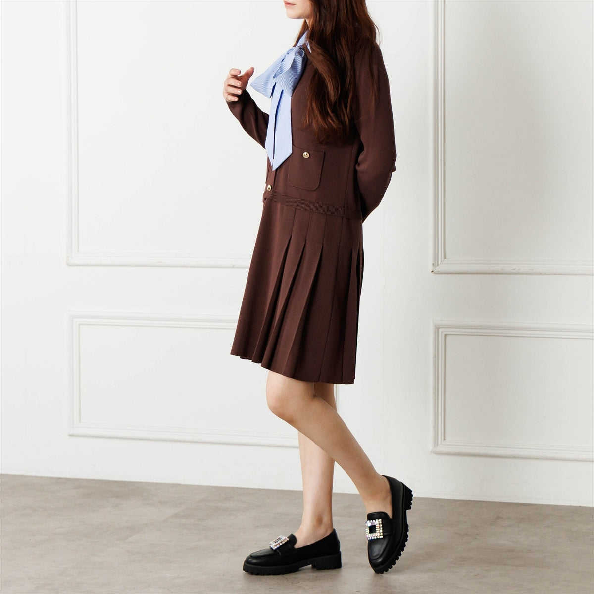 《予約/9月下旬入荷予定》【26AW】ビジューバックルトラックソールローファー/564303