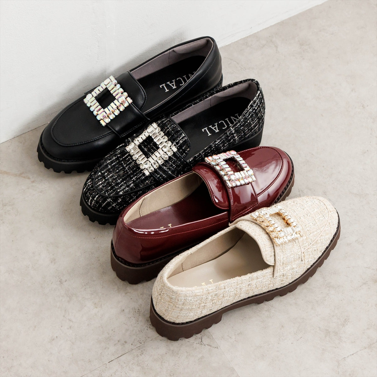 《予約/9月下旬入荷予定》【26AW】ビジューバックルトラックソールローファー/564303