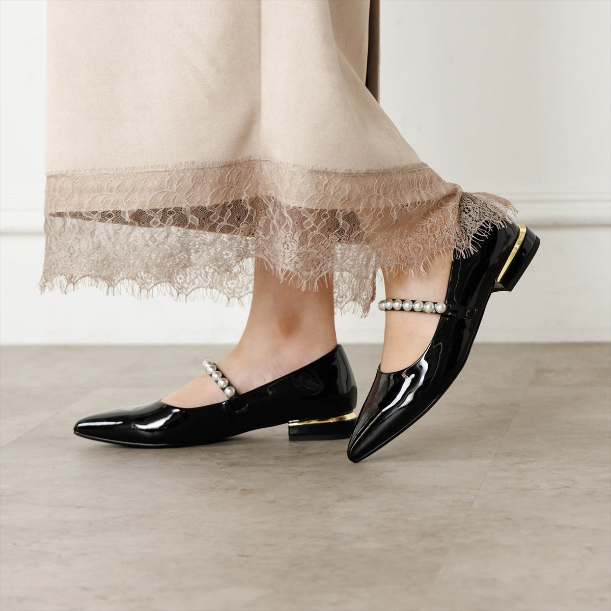 《予約/9月中旬入荷予定》【26AW】パールストラップパンプス/564304