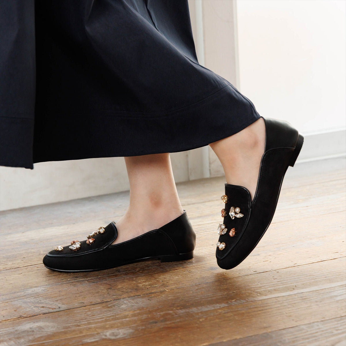 《予約/9月中旬入荷予定》【26AW】ビジューモチーフバブーシュローファー/564305