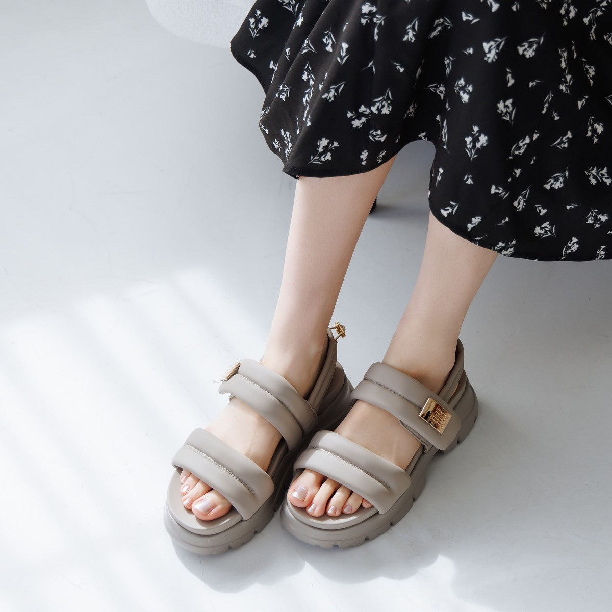 《一部予約/6月下旬入荷予定》【26SS/再入荷】厚底パデットサンダル/661201