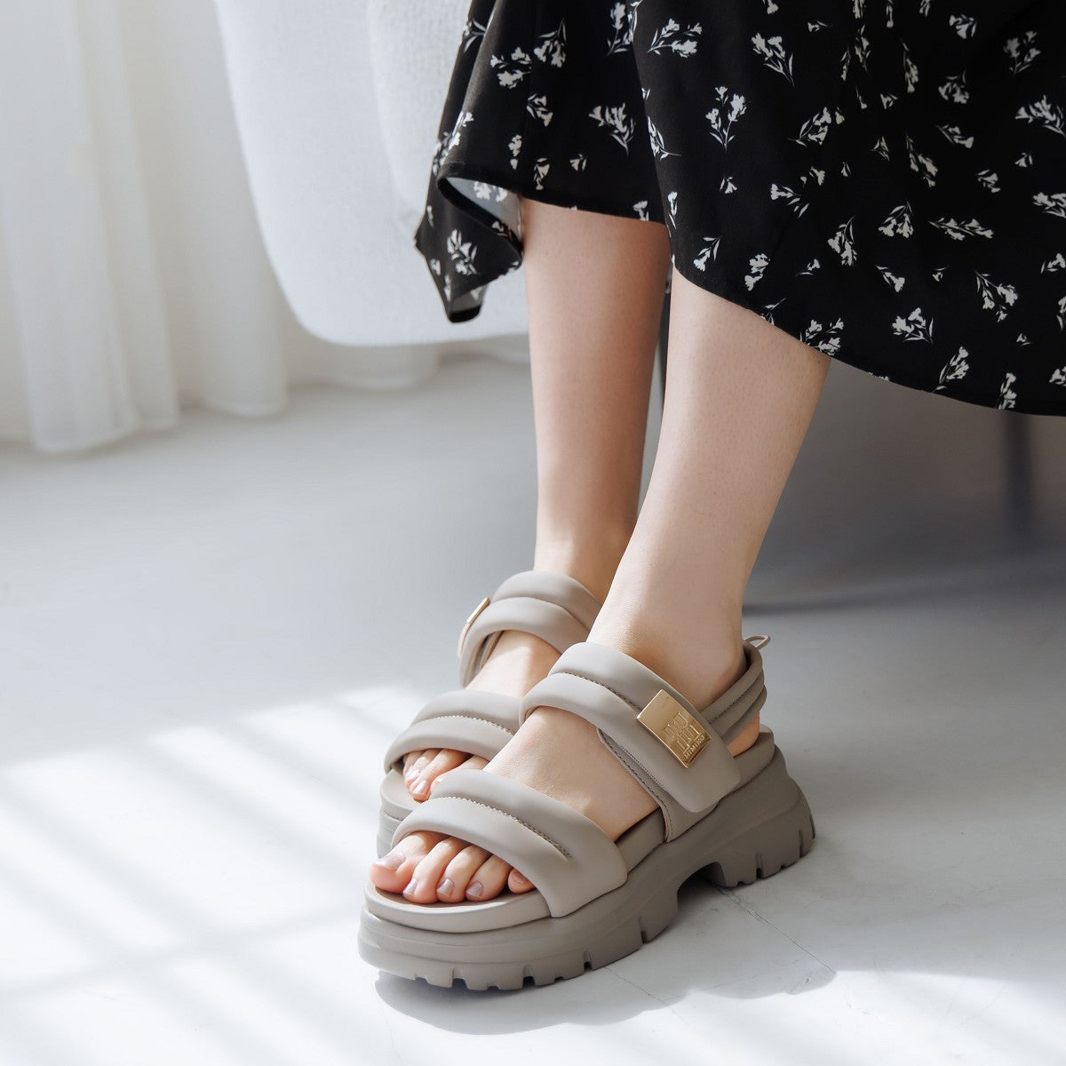 《一部予約/6月下旬入荷予定》【26SS/再入荷】厚底パデットサンダル/661201