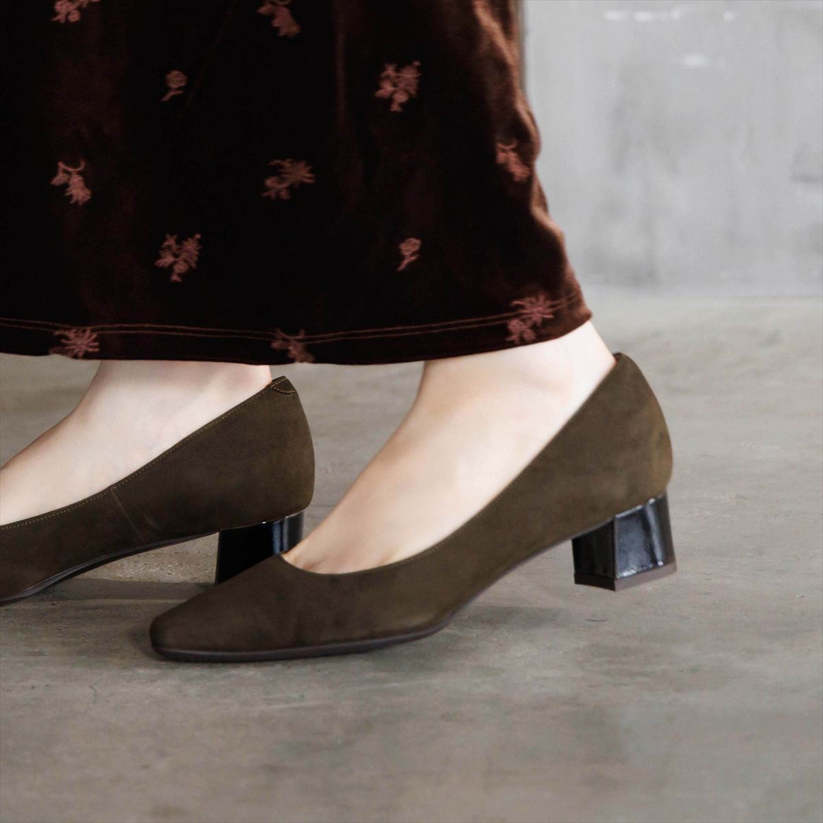 【26AW】4cmヒールスクエアトゥパンプス/661326