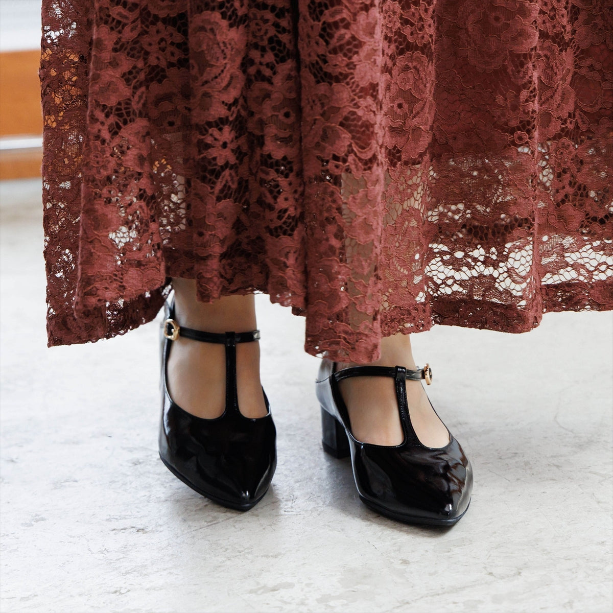 【26AW】ポインテッドトゥTストラップパンプス/661329