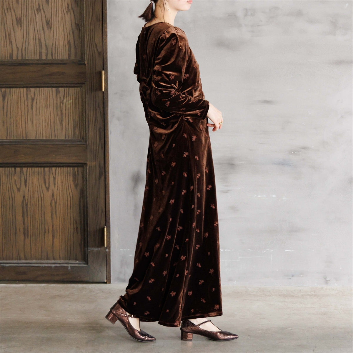 【26AW】ポインテッドトゥTストラップパンプス/661329
