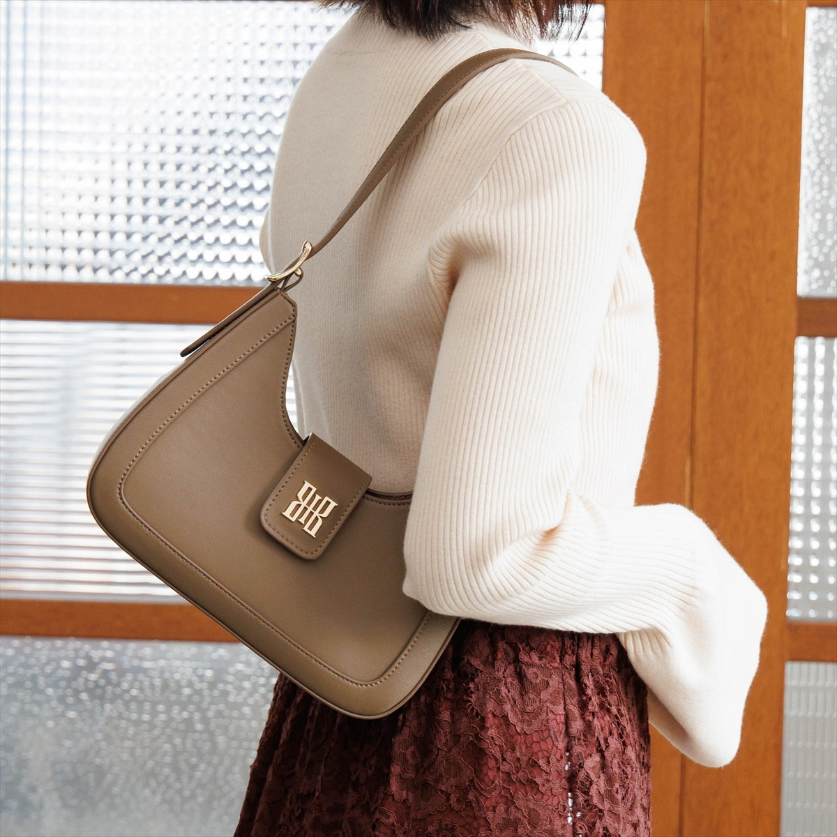 《予約/9月下旬入荷予定》【26AW】シグネチャーワンハンドルバッグ/661382