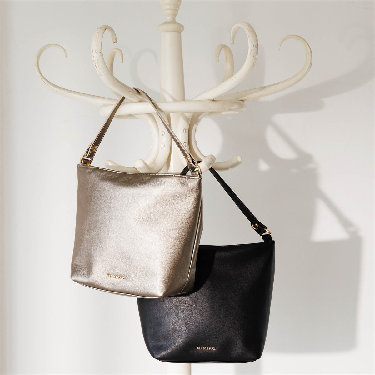 《一部予約/9月下旬入荷予定》【26AW】ラムレザー 2WAYショルダーバッグ/661383