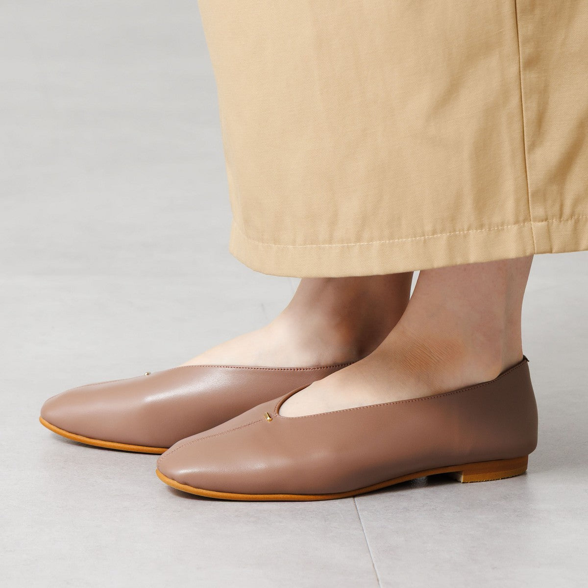 【26AW】メタルポイントフラットパンプス/651326