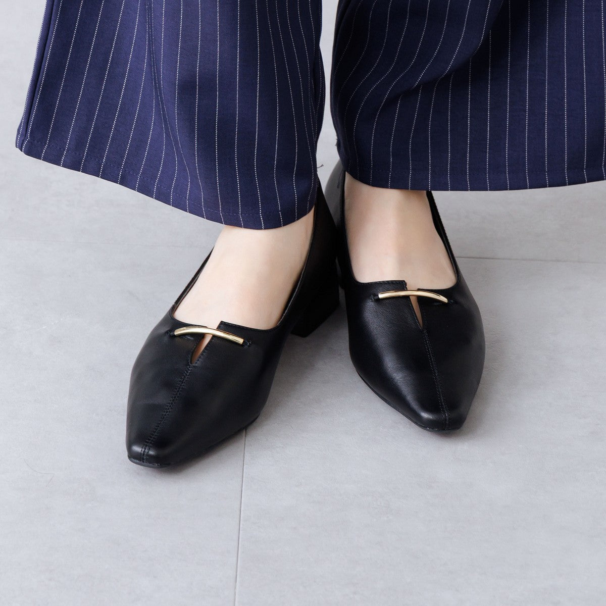 【26SS／WEB限定デザイン】メタルバーアクセントパンプス/ 640013