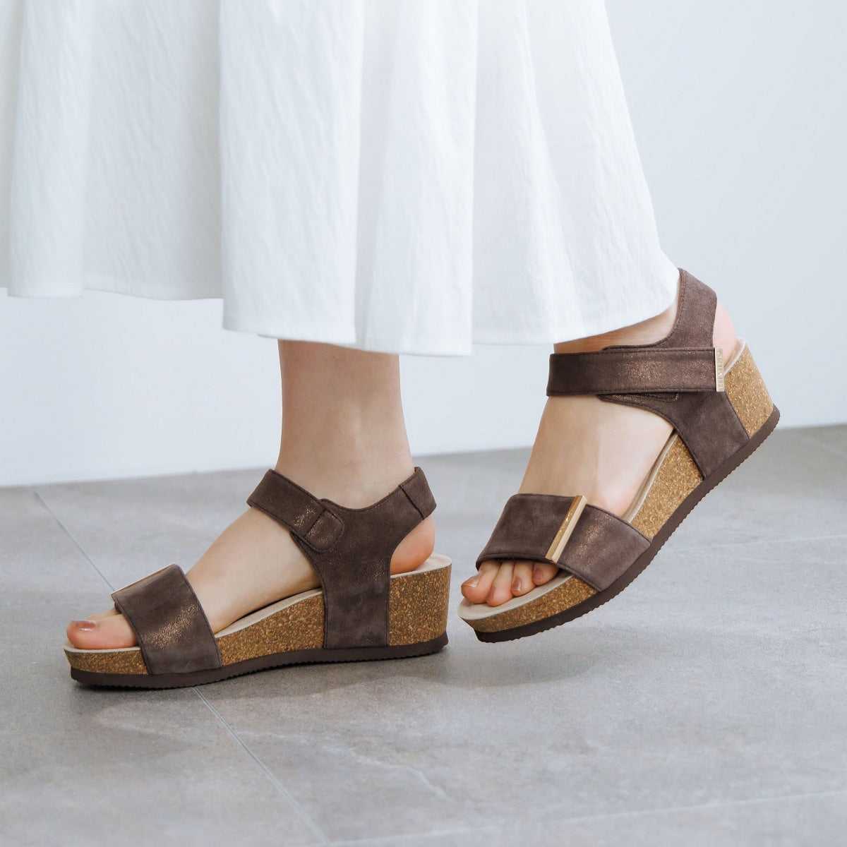 《一部予約/6月下旬入荷予定》【26SS】メタルパーツスポーツサンダル/661203