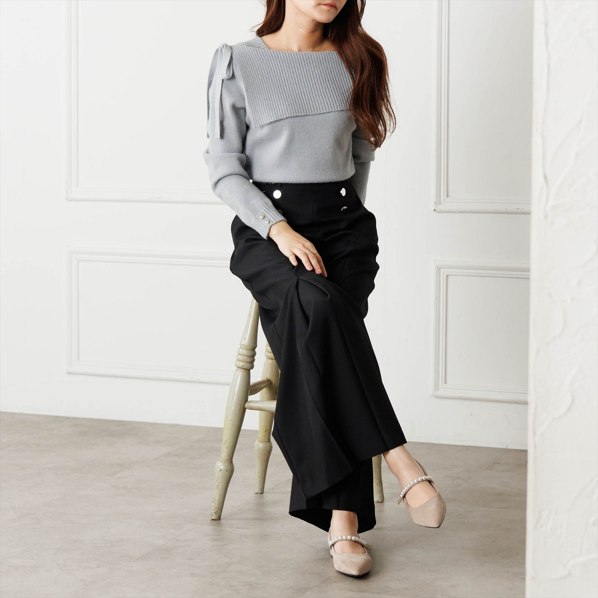 《予約／9月中旬入荷予定》【26AW】パールストラップパンプス/564304
