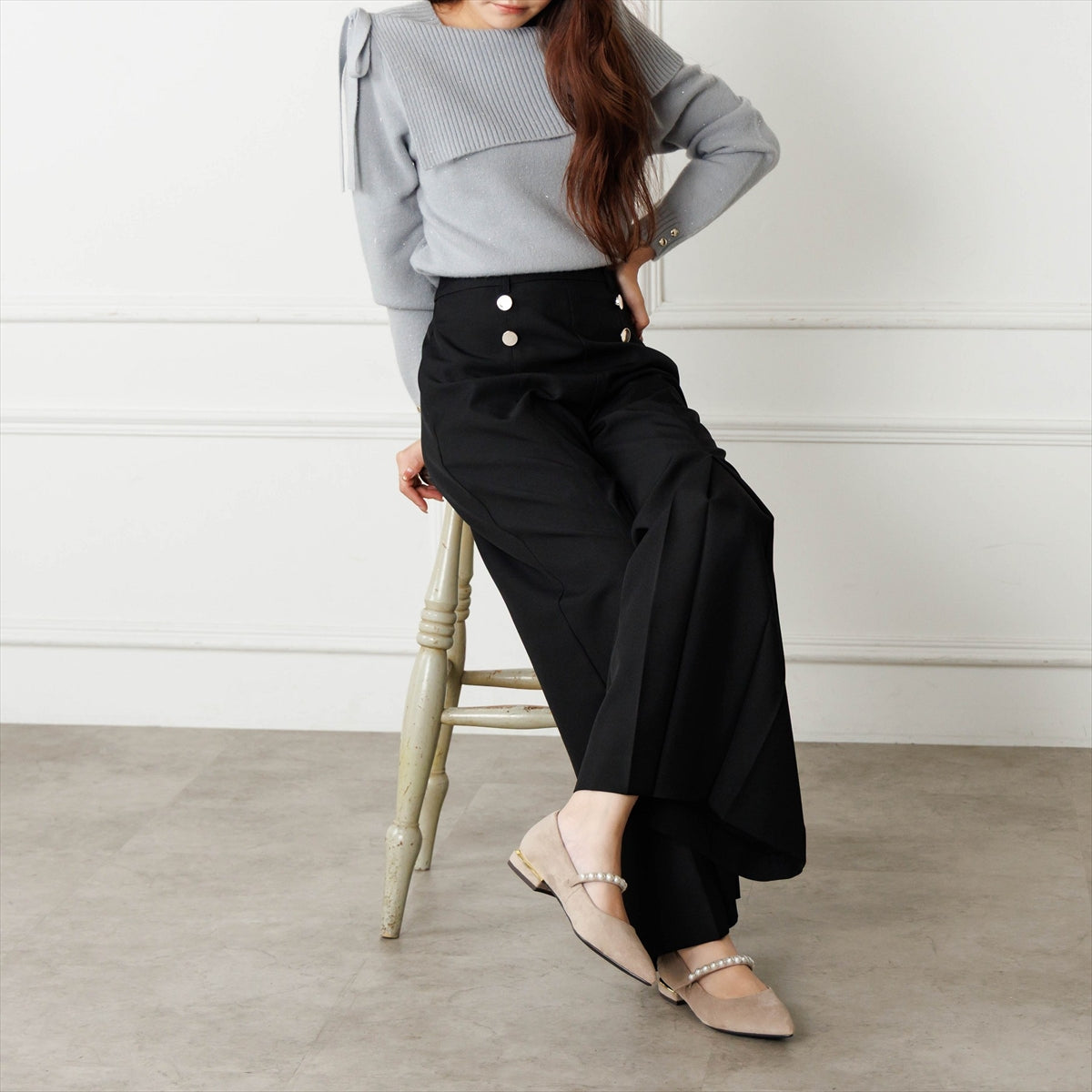《予約／9月中旬入荷予定》【26AW】パールストラップパンプス/564304