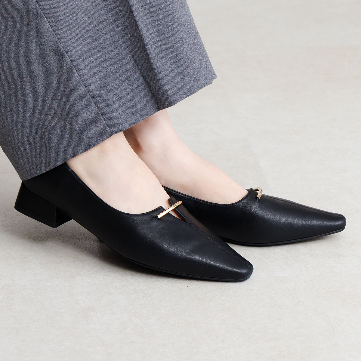 【26SS／WEB限定デザイン】メタルバーアクセントパンプス/ 640013