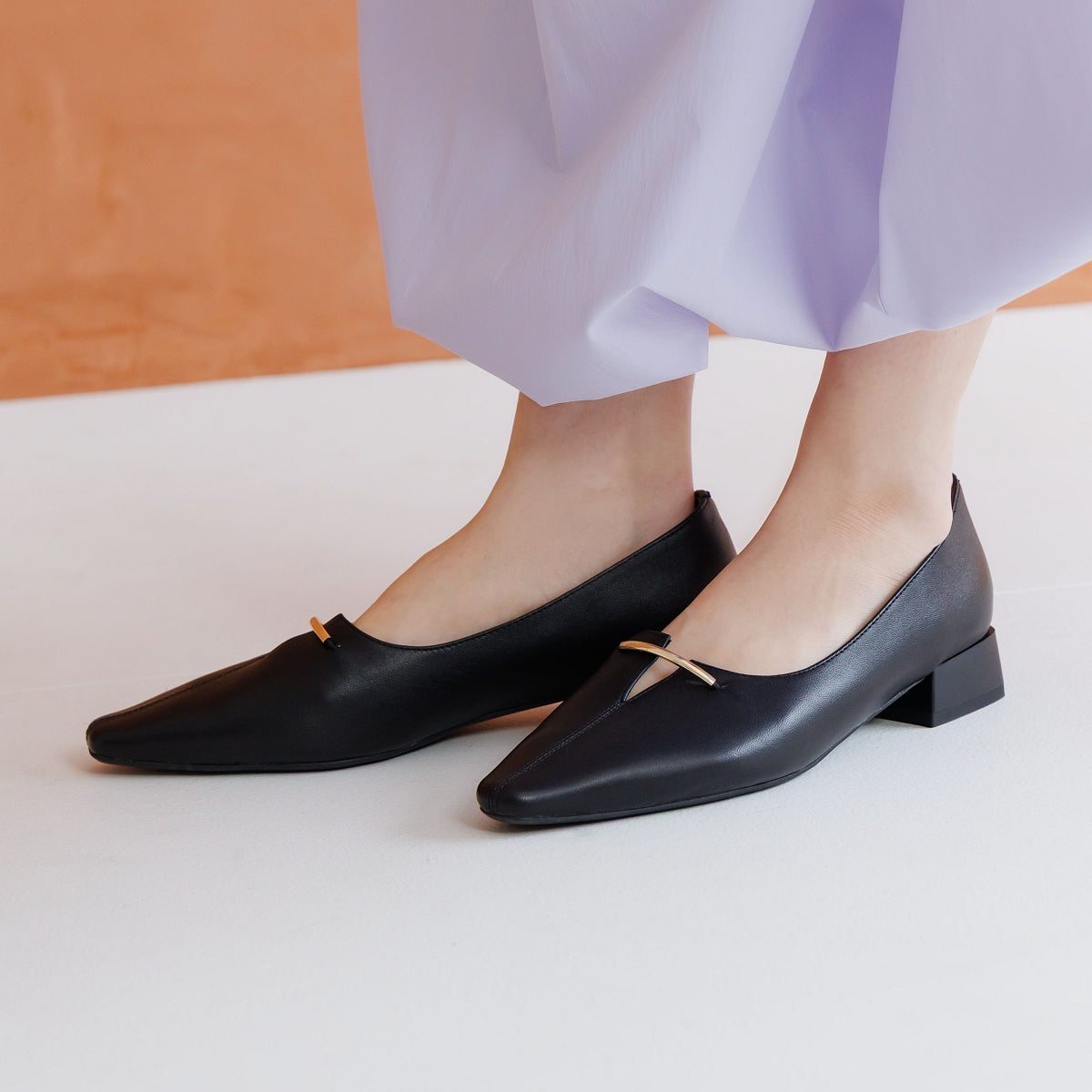 【26SS／WEB限定デザイン】メタルバーアクセントパンプス/ 640013