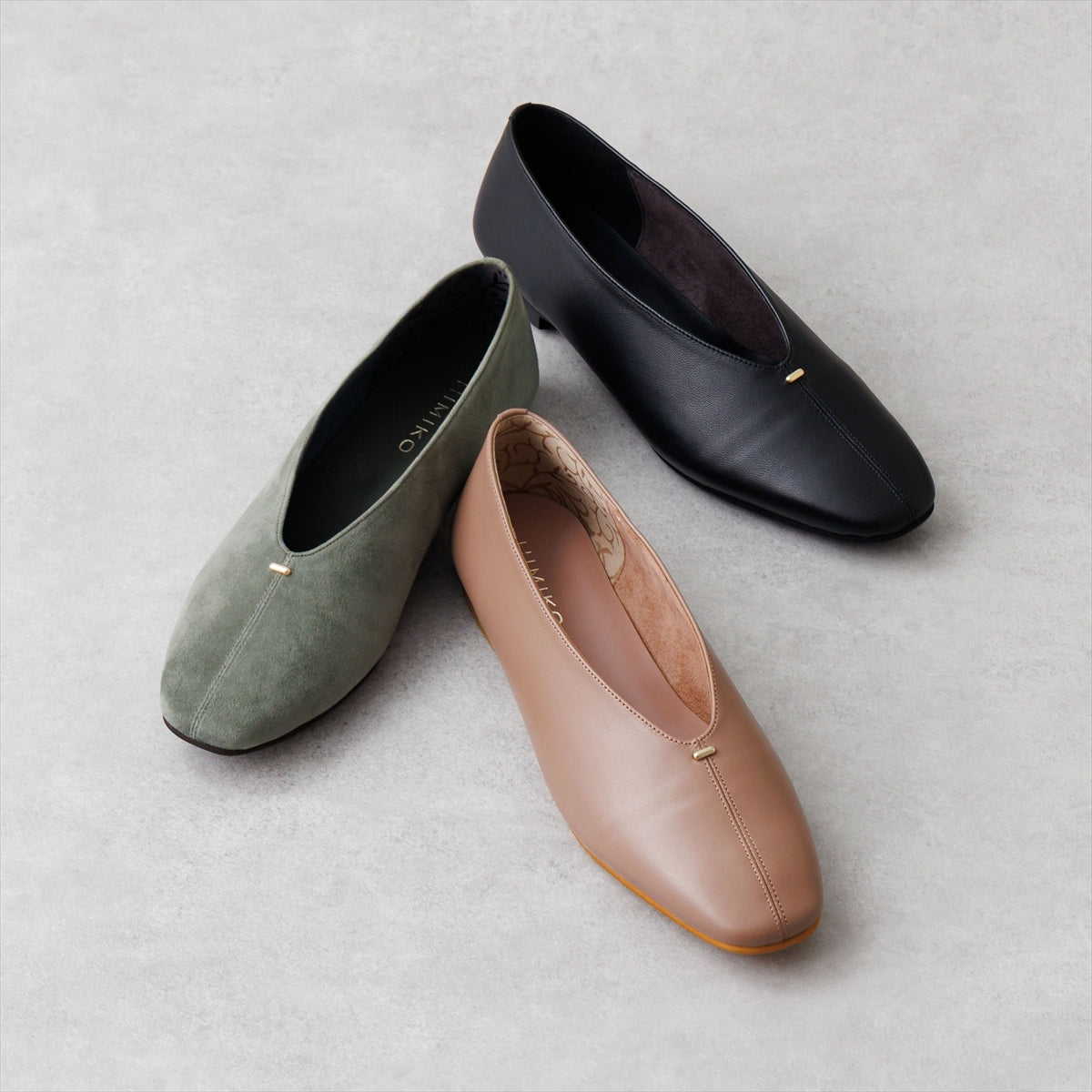 《一部予約／8月下旬入荷予定》【26AW】メタルポイントフラットパンプス/651326