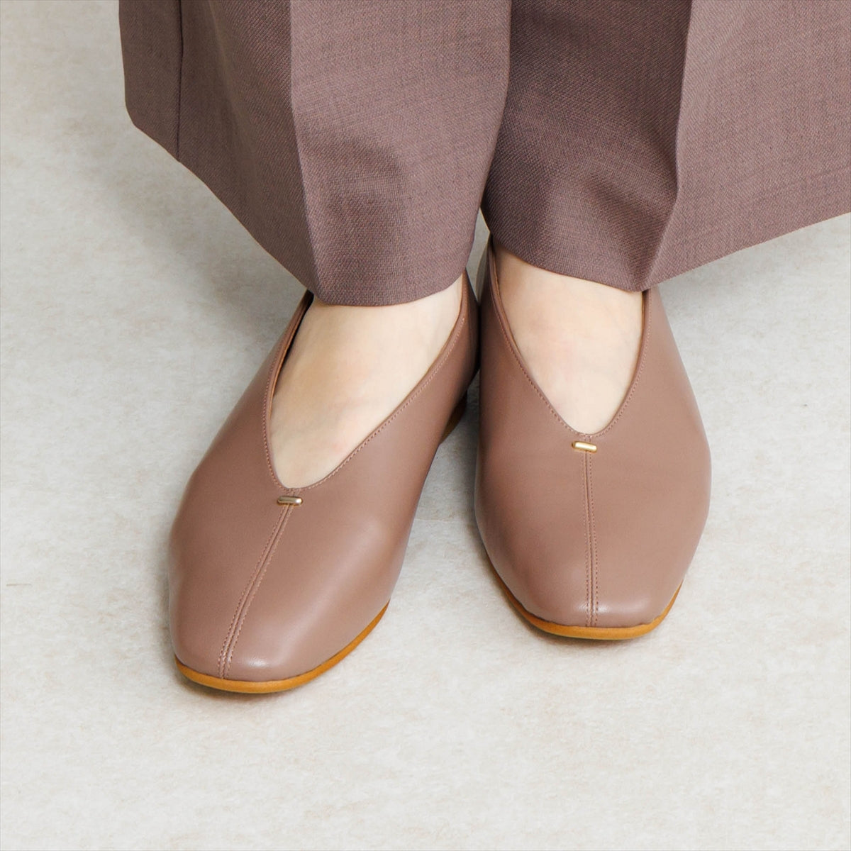 《一部予約／8月下旬入荷予定》【26AW】メタルポイントフラットパンプス/651326