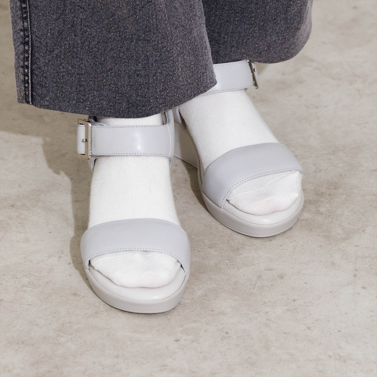 【SALE】【26SS】メタルバックルウェッジヒールサンダル/661227