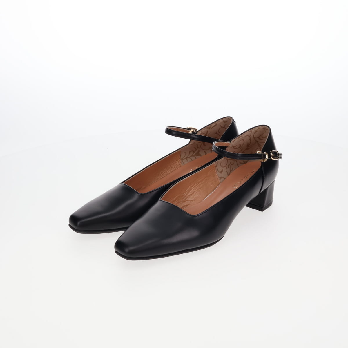 《予約／9月中旬入荷予定》【26AW】スクエアカットアンクルストラップパンプス/661328