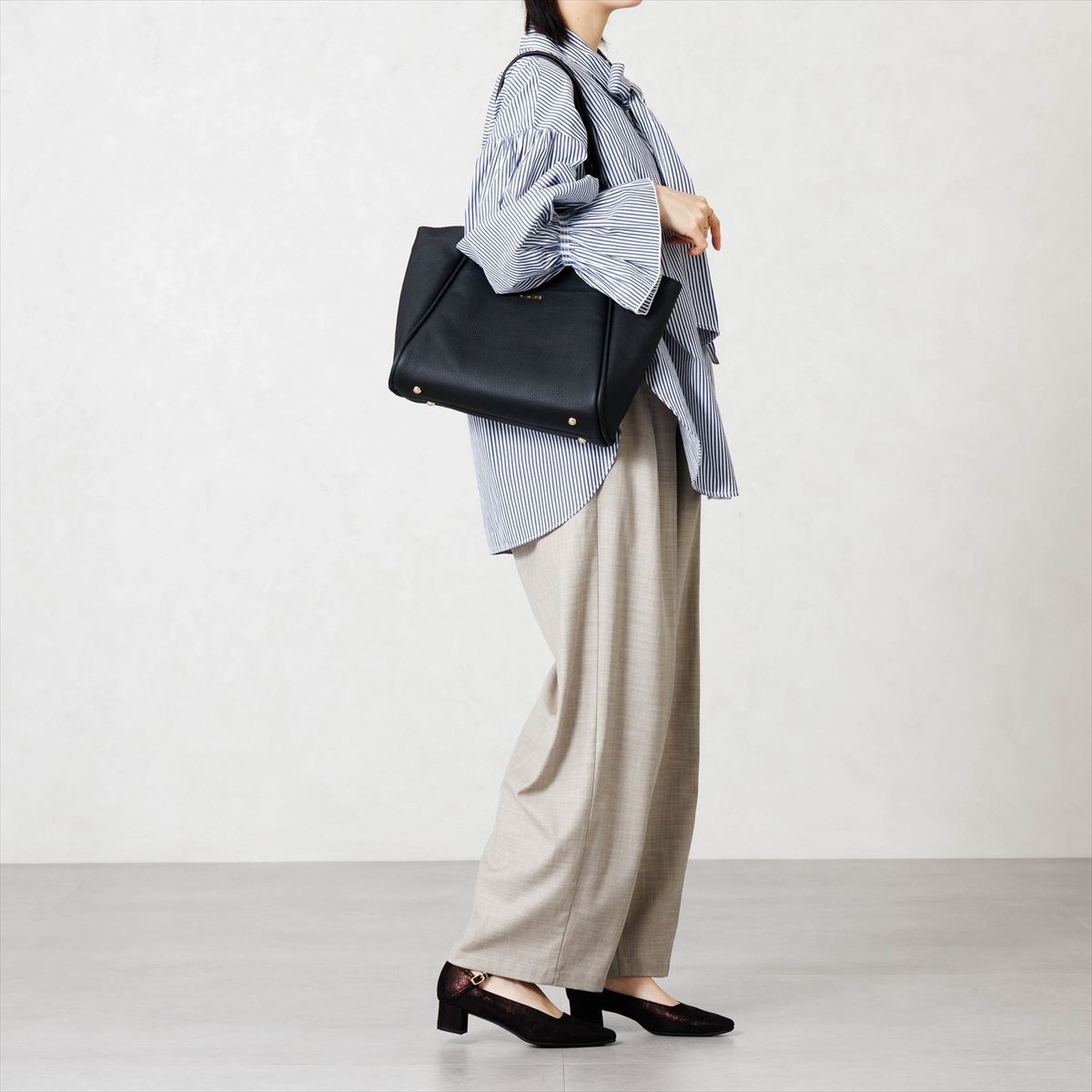 《予約／9月中旬入荷予定》【26AW】スクエアカットアンクルストラップパンプス/661328