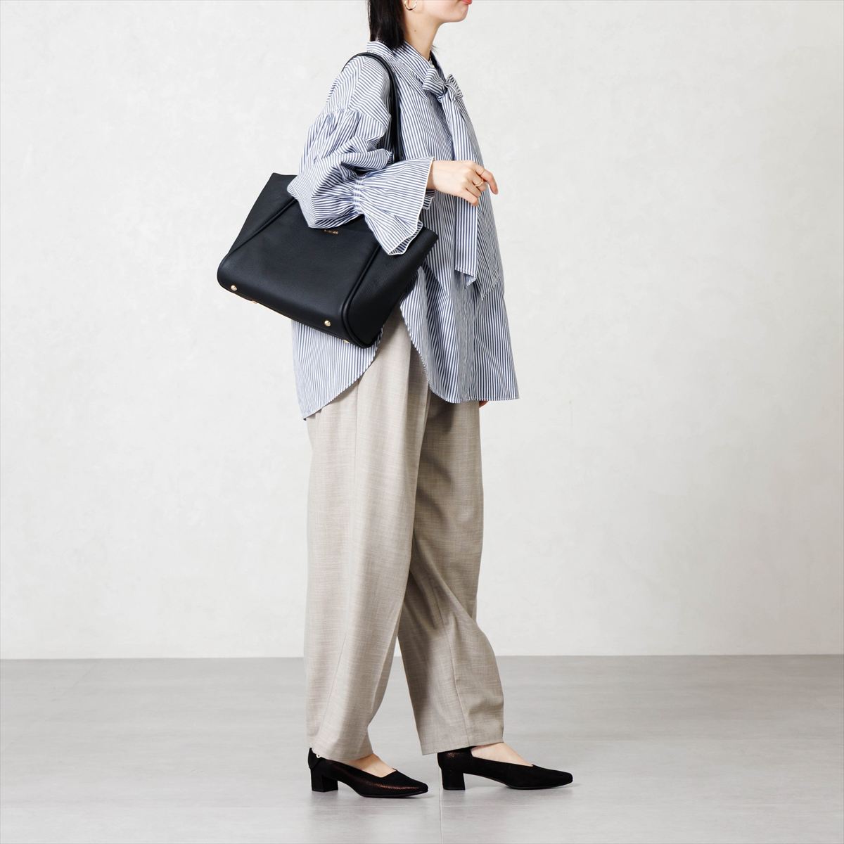 《予約／9月中旬入荷予定》【26AW】スクエアカットアンクルストラップパンプス/661328