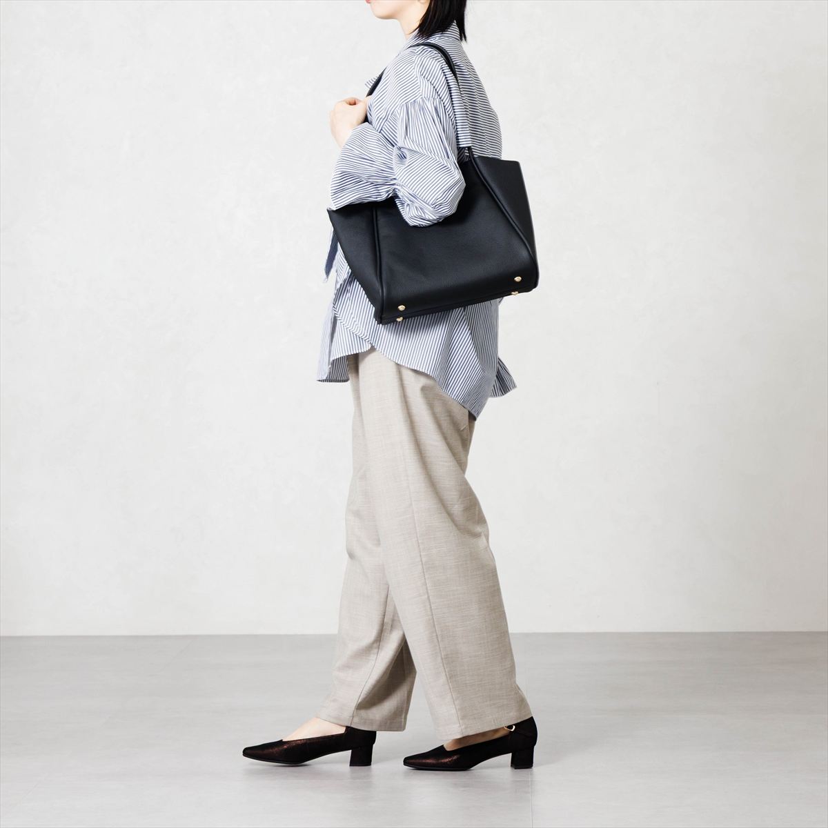 《予約／9月中旬入荷予定》【26AW】スクエアカットアンクルストラップパンプス/661328