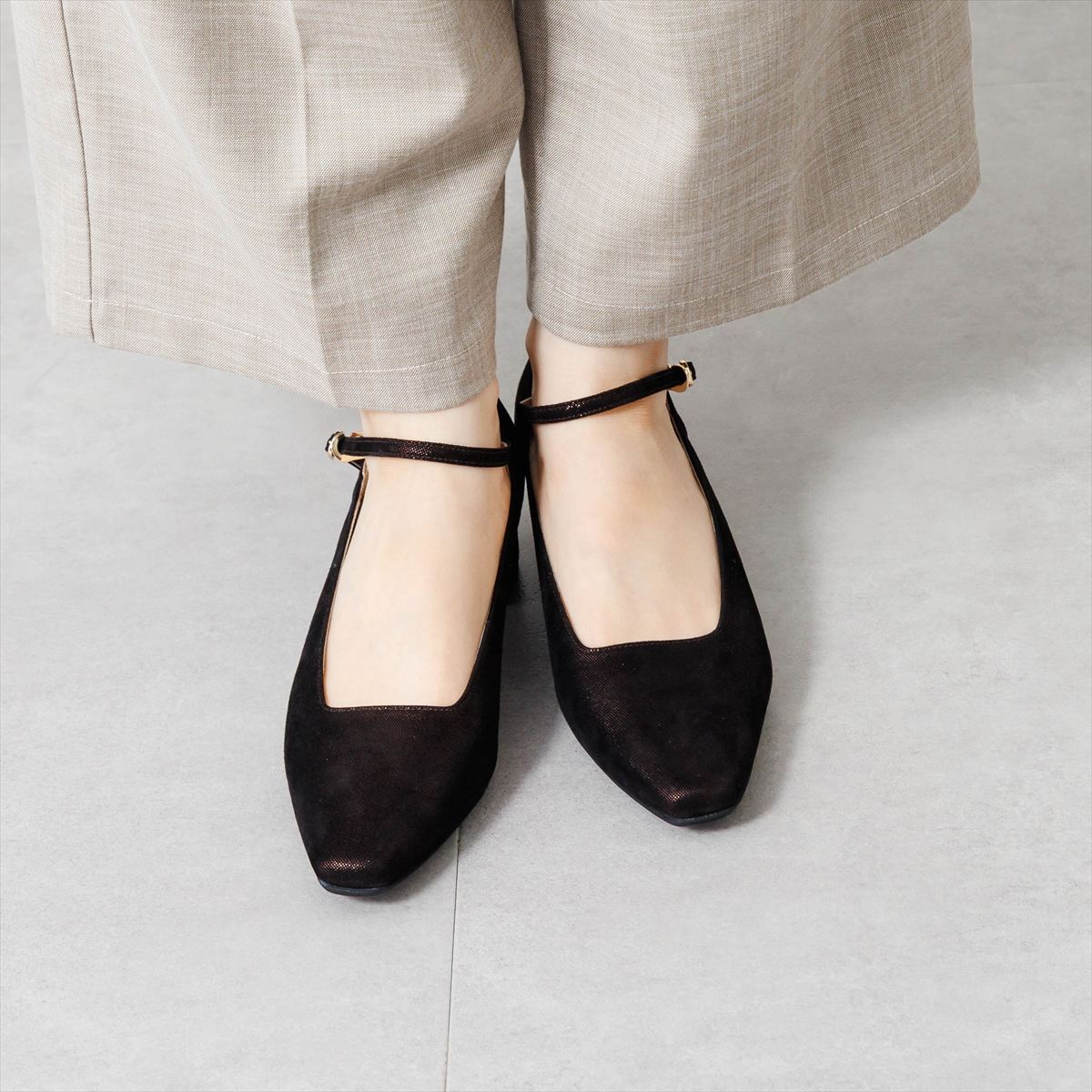 《予約／9月中旬入荷予定》【26AW】スクエアカットアンクルストラップパンプス/661328