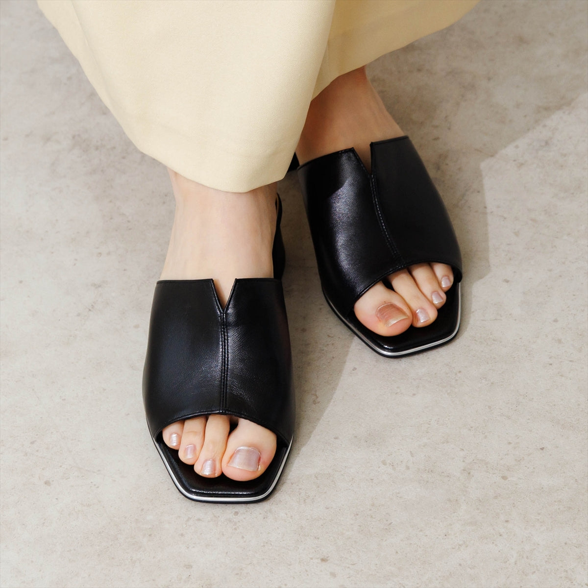 【SALE】【26SS】Vカットミュールサンダル/663202